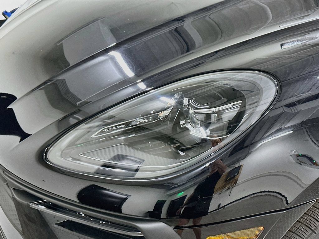 Certified 2025 Porsche Macan AWD/4WD image 32