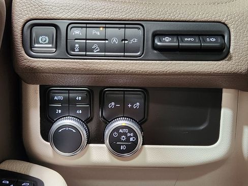 Used 2021 GMC Yukon Denali w/ Denali Premium Package AWD/4WD image 42