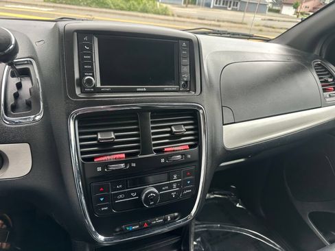 Used 2016 Dodge Grand Caravan R/T FWD image 18