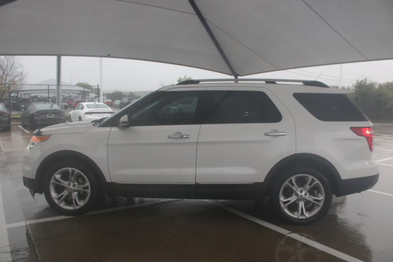 Used 2023 Ford Explorer Limited w/ Equipment Group 301A AWD/4WD image 2