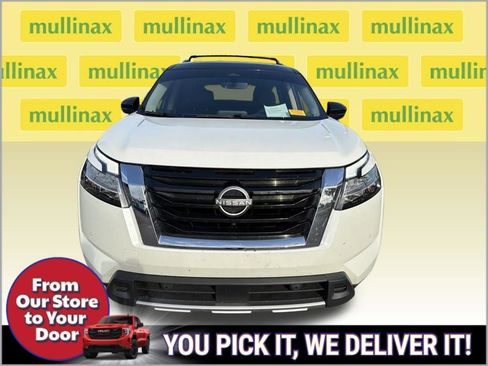 Used 2023 Nissan Pathfinder Platinum FWD image 2