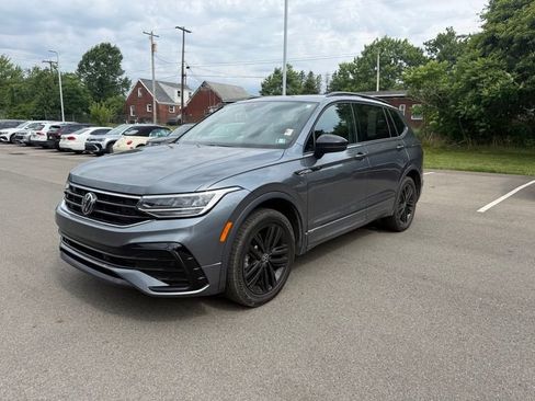 Used 2022 Volkswagen Tiguan SE R-Line AWD/4WD image 3