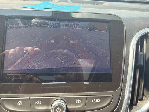 Used 2019 Chevrolet Equinox LT w/ Sun & Navigation Package FWD image 11