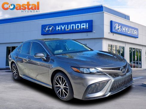 Used 2023 Toyota Camry SE image 1