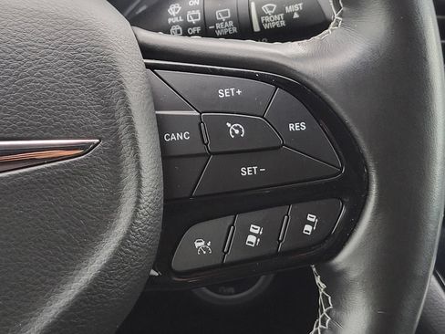 Used 2020 Chrysler Pacifica Touring-L w/ Advanced Safetytec Group FWD image 33