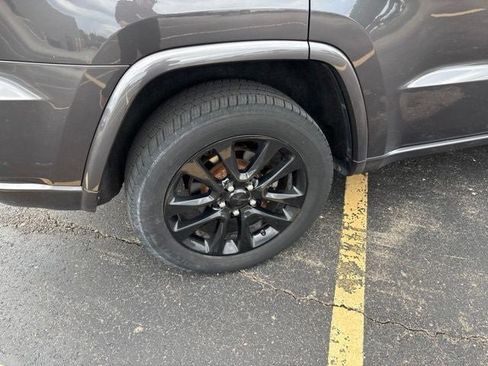 Used 2018 Jeep Grand Cherokee Altitude AWD/4WD image 4