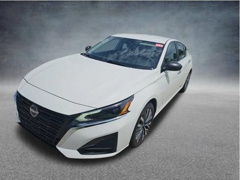 Used 2025 Nissan Altima 2.5 SV FWD image 3