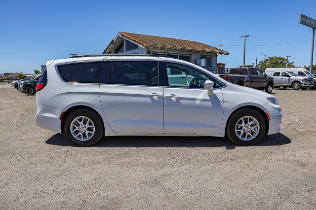 Used 2022 Chrysler Pacifica Touring-L FWD image 3