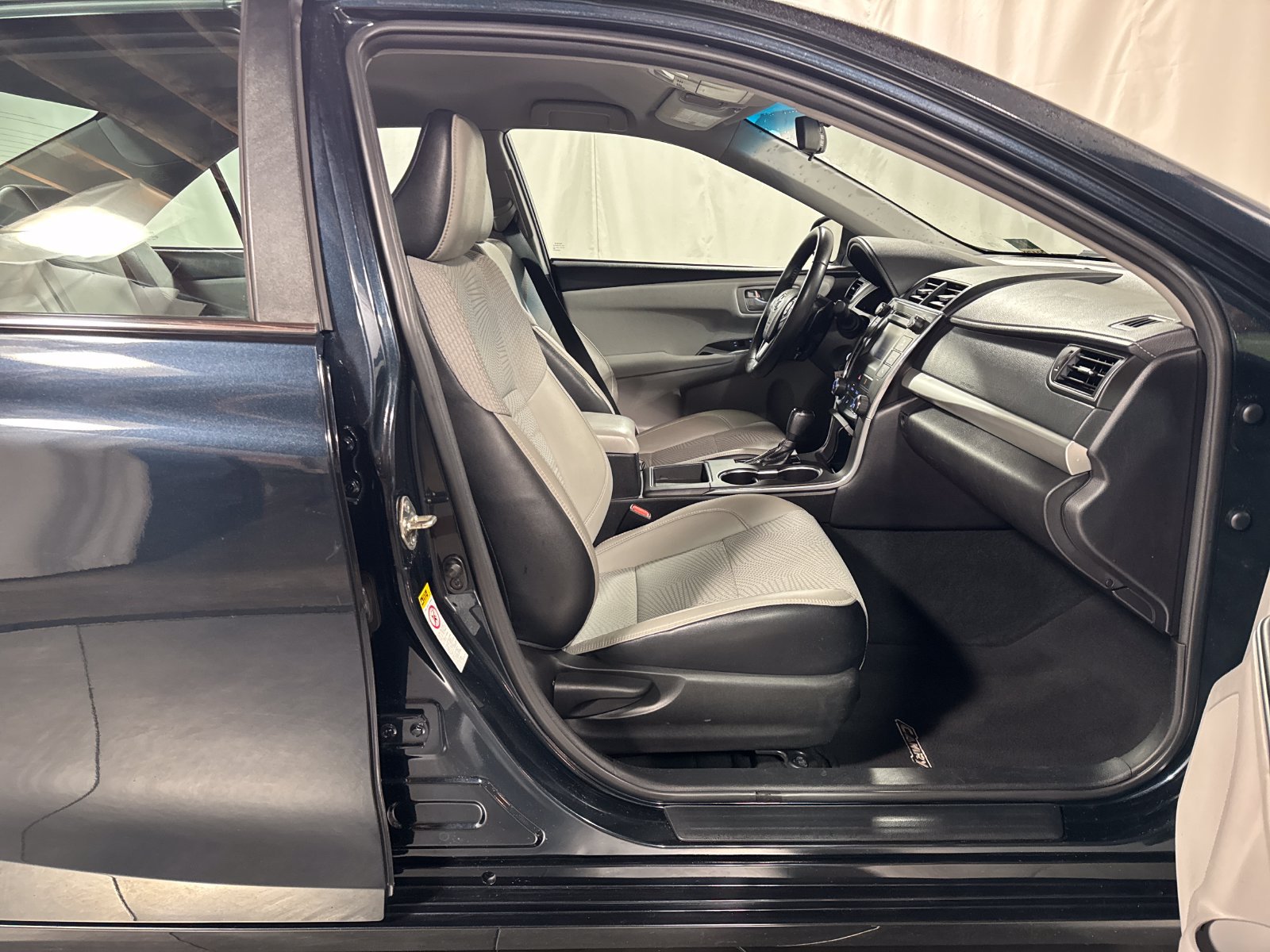 Used 2017 Toyota Camry SE FWD image 10