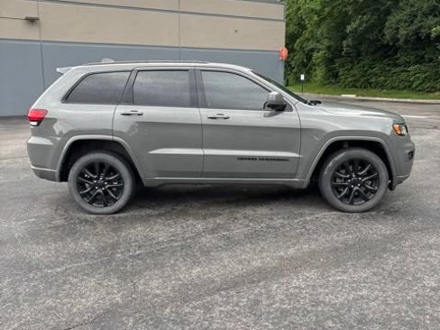 Used 2021 Jeep Grand Cherokee Laredo X AWD/4WD image 4