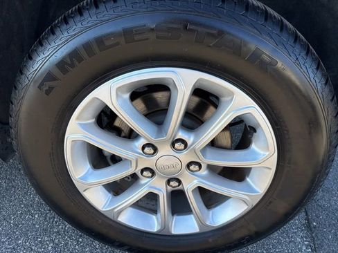 Used 2022 Jeep Grand Cherokee Laredo X image 10