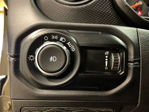 Used 2025 Jeep Wrangler Unlimited Rubicon w/ Technology Group image 24