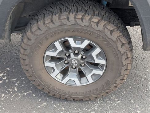 Used 2017 Toyota Tacoma TRD Off-Road image 24