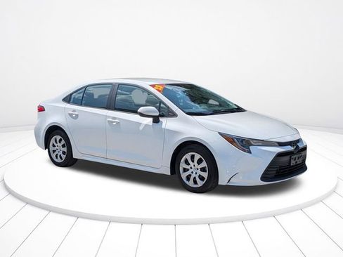 Used 2023 Toyota Corolla LE FWD image 2