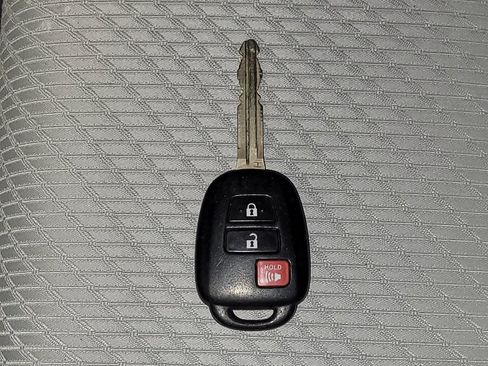 Used 2018 Toyota Highlander LE FWD image 32