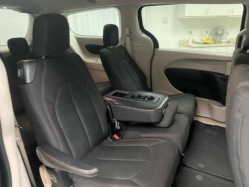 Used 2017 Chrysler Pacifica Touring image 13