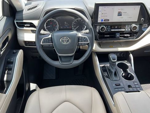 Used 2024 Toyota Highlander XLE AWD/4WD image 12