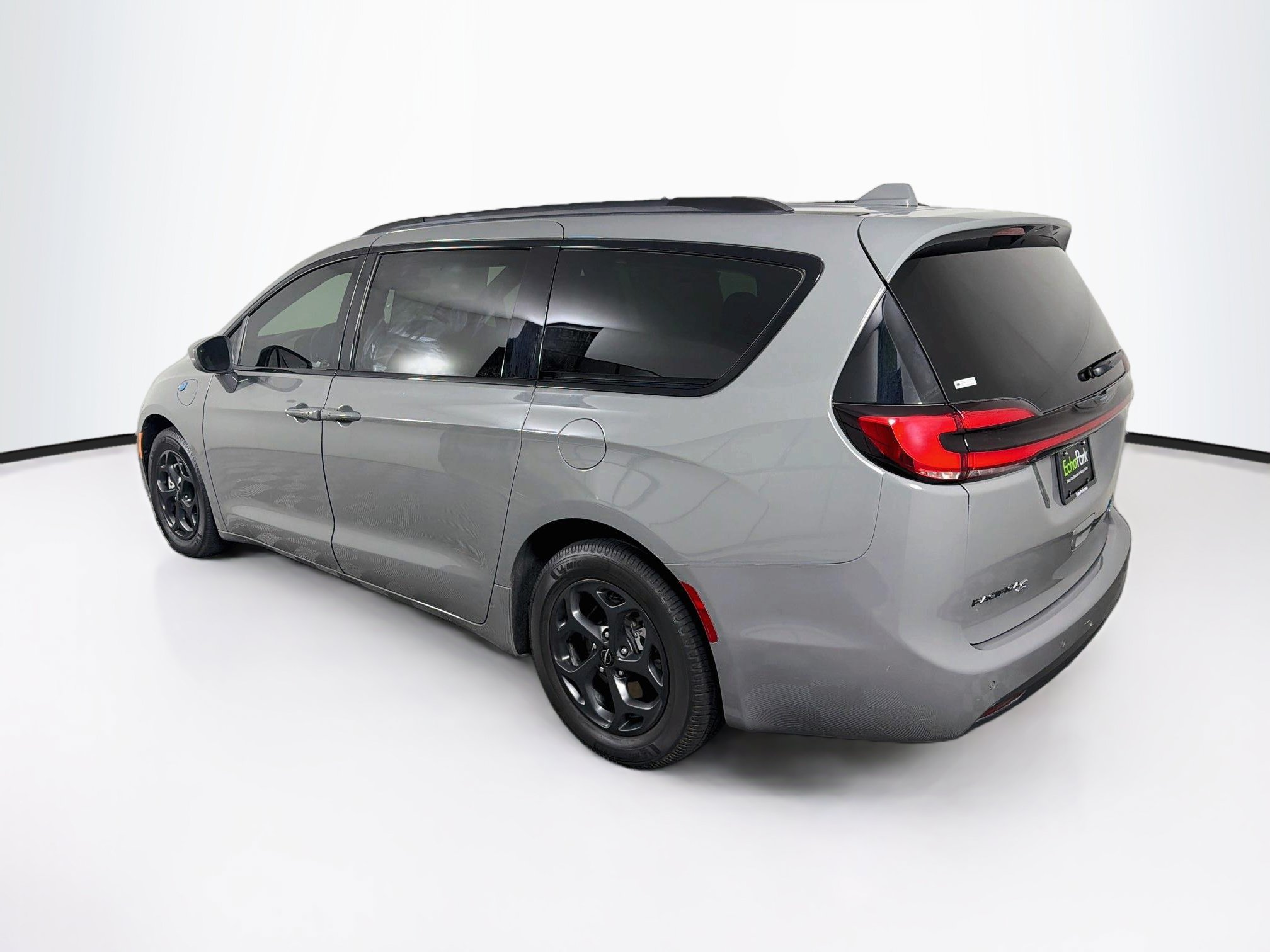 Used 2021 Chrysler Pacifica Limited w/ Uconnect Theater Family Group FWD image 5