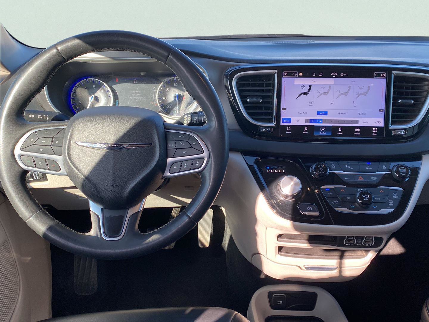 Used 2023 Chrysler Pacifica Touring-L FWD image 15