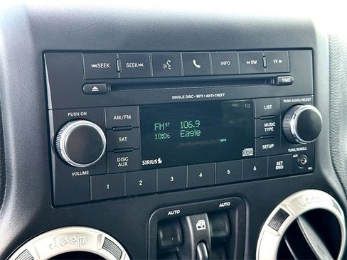 Used 2017 Jeep Wrangler Unlimited Sahara w/ Connectivity Group image 14