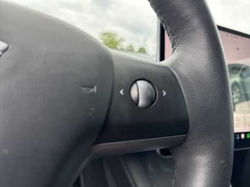 Used 2022 Tesla Model Y Long Range AWD/4WD image 20