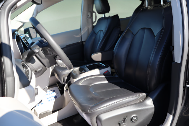 Used 2023 Chrysler Pacifica Touring-L FWD image 40