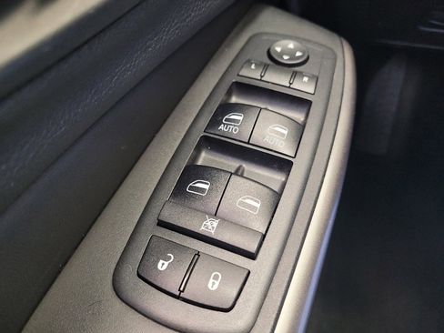 Used 2019 Jeep Cherokee Latitude Plus w/ Cold Weather Group AWD/4WD image 27