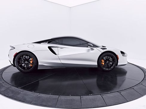 Used 2023 McLaren Artura RWD image 18
