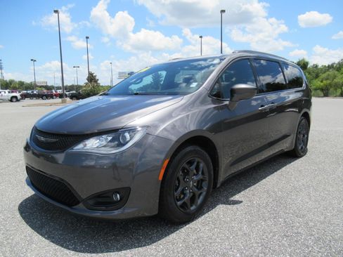 Used 2020 Chrysler Pacifica Touring-L w/ S Appearance Package FWD image 3