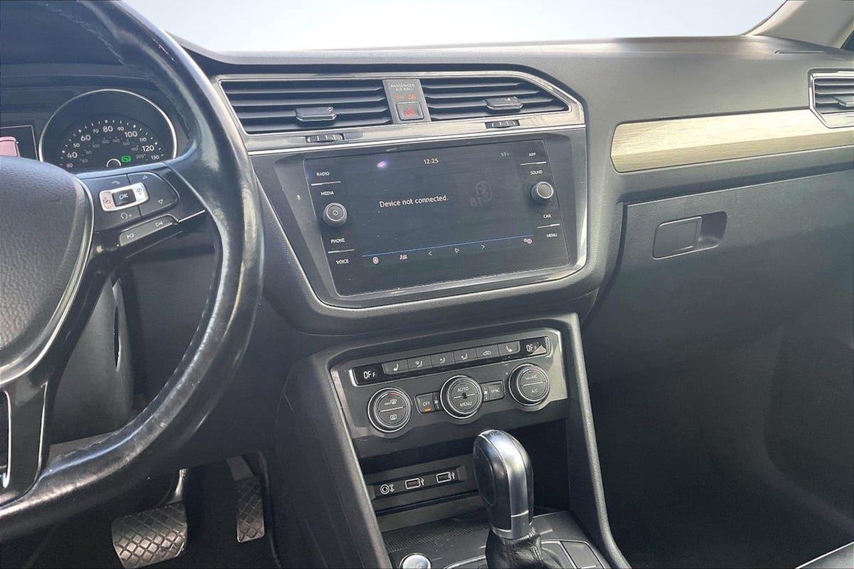 Used 2018 Volkswagen Tiguan SE w/ Panoramic Sunroof Package FWD image 6