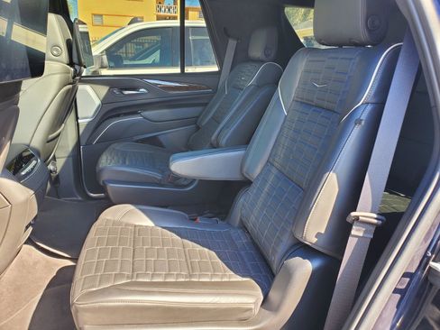 Used 2024 Cadillac Escalade Premium Luxury Platinum image 11