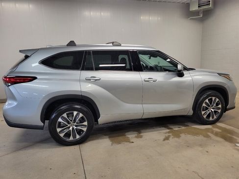 Used 2021 Toyota Highlander XLE AWD/4WD image 11