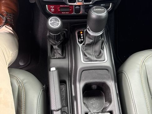 Used 2025 Jeep Gladiator Mojave w/ Convenience Group AWD/4WD image 16