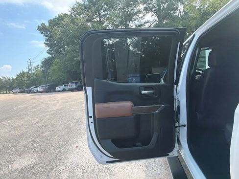 Used 2020 Chevrolet Silverado 1500 High Country w/ Technology Package AWD/4WD image 37