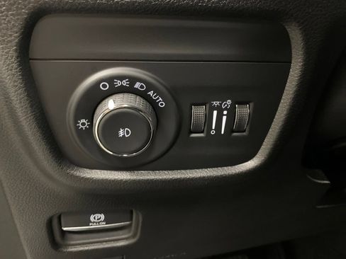Used 2025 Jeep Grand Cherokee Limited w/ Black Appearance Package AWD/4WD image 15