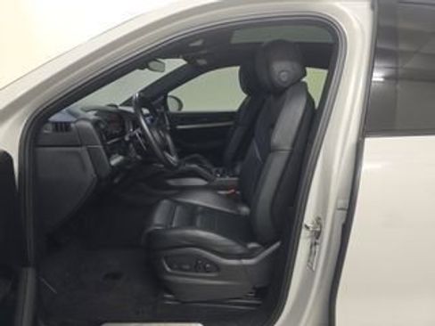 Used 2024 Porsche Cayenne Coupe image 5