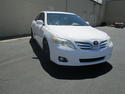 Used 2011 Toyota Camry XLE w/ SE/XLE Extra-Value Pkg image 6