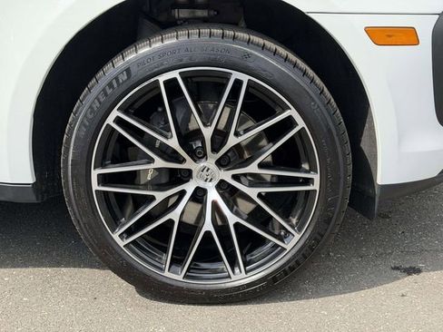Certified 2025 Porsche Macan AWD/4WD image 13