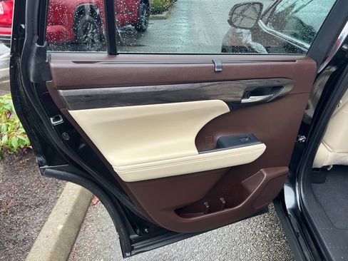 Used 2022 Toyota Highlander Limited image 14