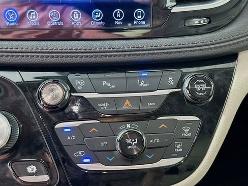 Used 2017 Chrysler Pacifica Limited w/ UConnect Theater Package image 16