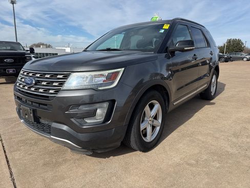 Used 2017 Ford Explorer XLT w/ Equipment Group 201A image 3
