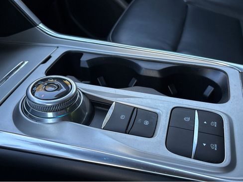 Used 2022 Ford Explorer XLT w/ Equipment Group 202A image 7