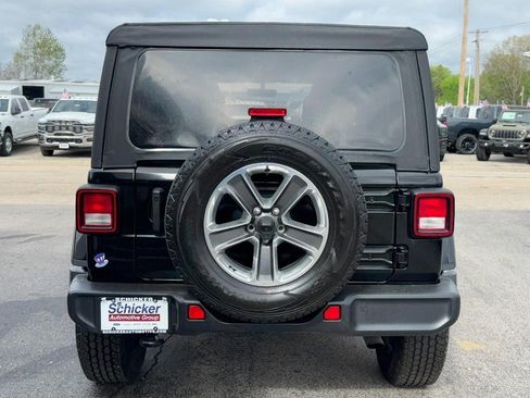 Used 2022 Jeep Wrangler Unlimited Sahara AWD/4WD image 4