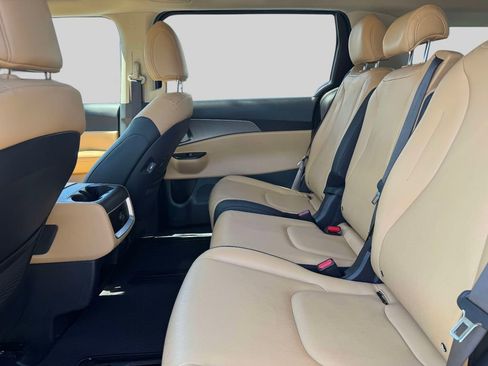 Used 2024 Kia Carnival LX image 10