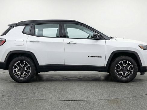 Used 2025 Jeep Compass Trailhawk AWD/4WD image 11