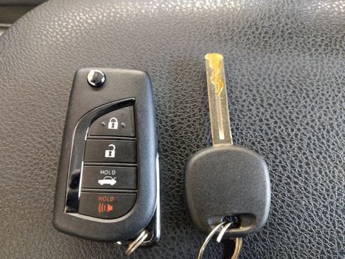 Used 2023 Toyota Camry SE image 32