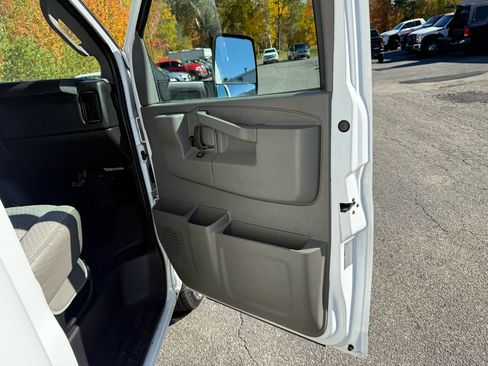 Used 2016 GMC Savana 3500 image 19