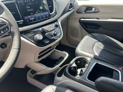Used 2024 Chrysler Pacifica Touring-L FWD image 11