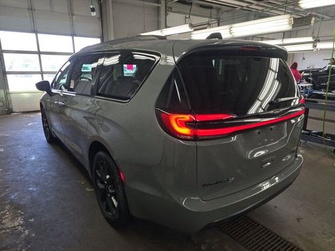 Used 2025 Chrysler Pacifica Limited AWD/4WD image 3