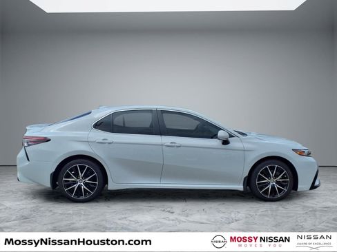 Used 2024 Toyota Camry SE w/ Convenience Package image 8